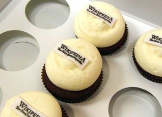 Cupcakes mit Wikipedia-Logo